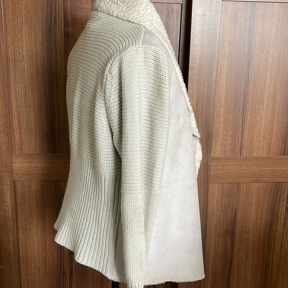 Woman’s Cartigan - Picture 3 of 3